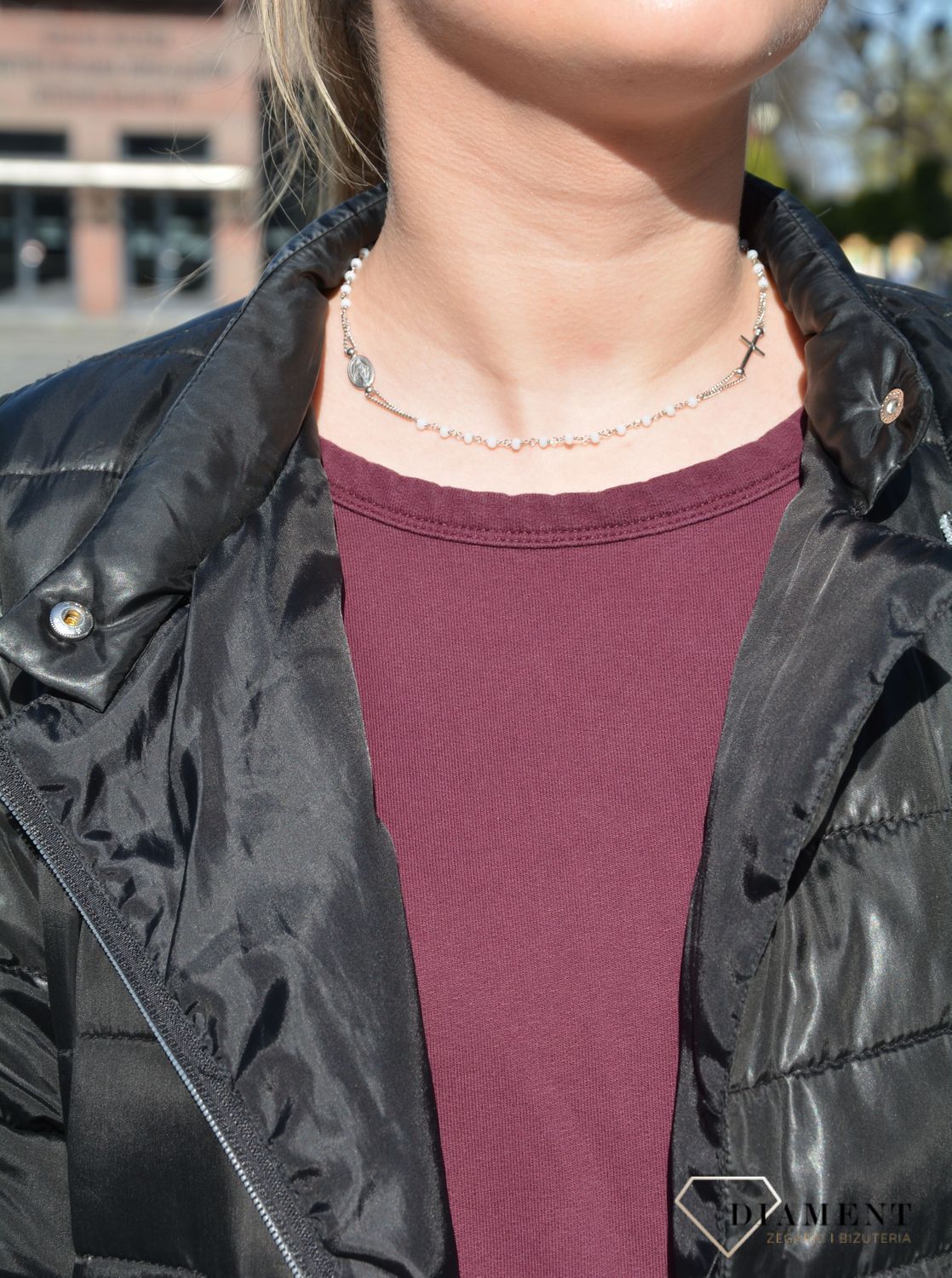 Naszyjnik srebrny koraliki, krzyżyk, medalik Dall'Acqua ✓Naszyjnik ozdobiony białymi koralikami.jpg